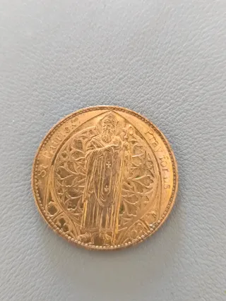 Diferentes monedas y medallas religiosas