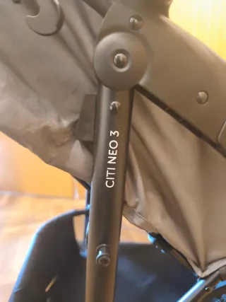 Carrito de bebé gris