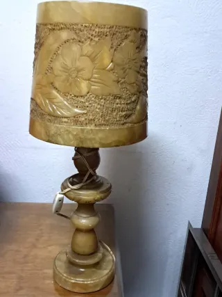 Lámpara de alabastro tallada floral