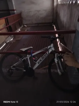 Bicicleta de montaña blanca