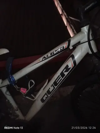 Bicicleta de montaña blanca