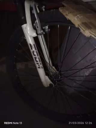 Bicicleta de montaña blanca