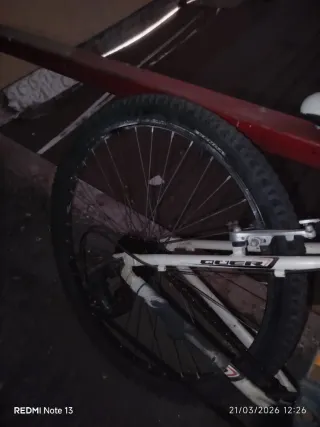 Bicicleta de montaña blanca