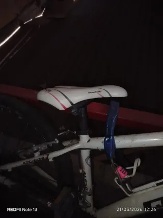 Bicicleta de montaña blanca