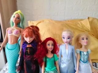 Muñecas Princesas Disney y Barbie
