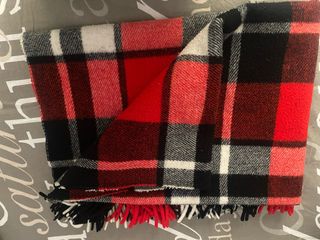 Manta pequeña cuadros roja y negra