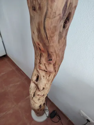 Lámpara de salón de madera.