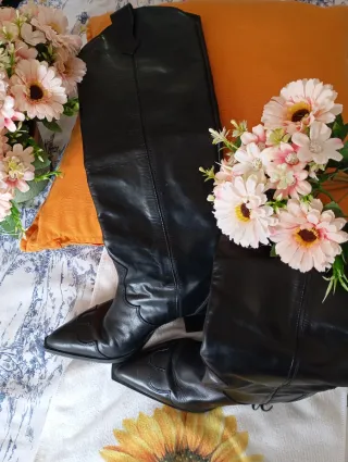 Botas altas de cuero negro