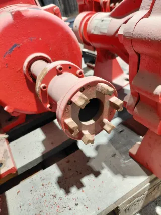 Bomba de agua roja