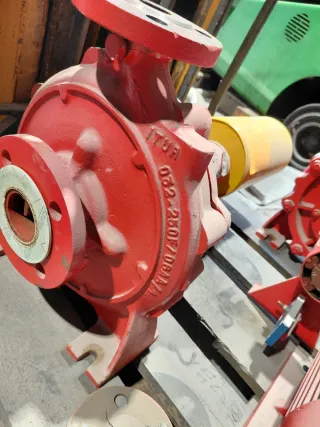 Bomba de agua roja
