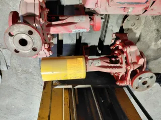 Bomba de agua roja