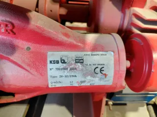 Bomba de agua roja