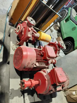 Bomba de agua roja