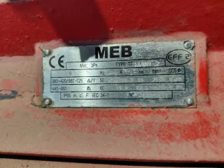 Bomba de agua roja