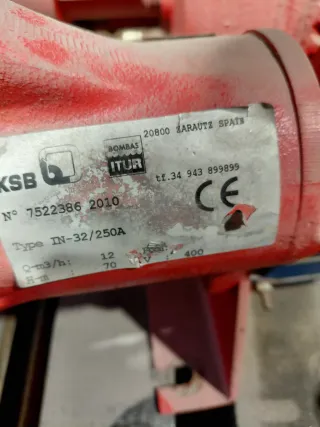 Bomba de agua roja
