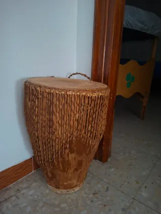 Tambor africano de piel auténtica de Uganda