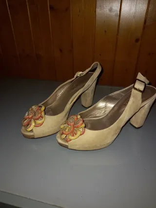 Zapatos Beige y Dorados con Flor