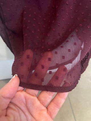 Blusa Sfera plumeti semitransparente burdeos. S