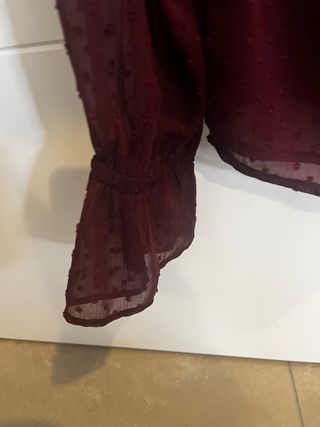 Blusa Sfera plumeti semitransparente burdeos. S