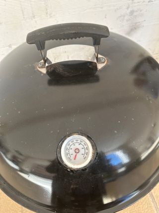 Barbacoa de carbón negra con ruedas