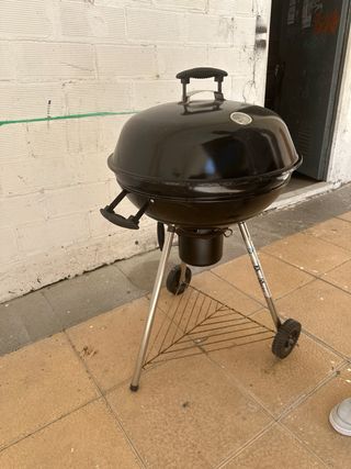Barbacoa de carbón negra con ruedas