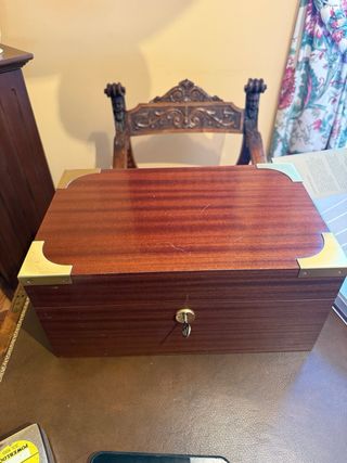 Caja de puros de madera con higrómetro