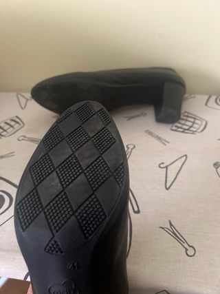 Zapatos negros tacón de piel fabricados en España