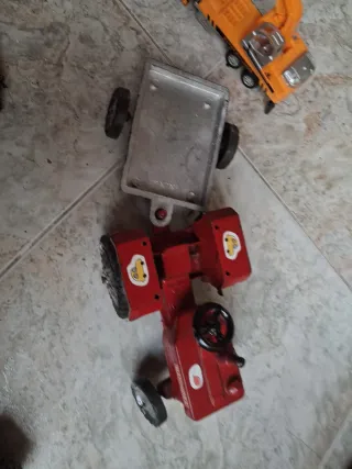 Tractor de juguete rojo con remolque