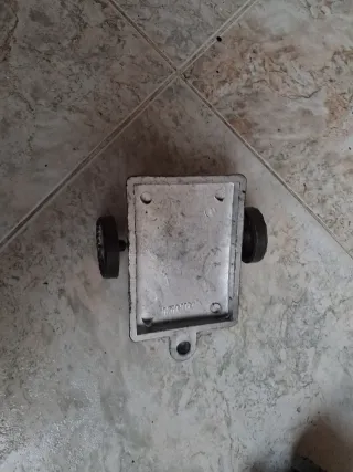 Tractor de juguete rojo con remolque