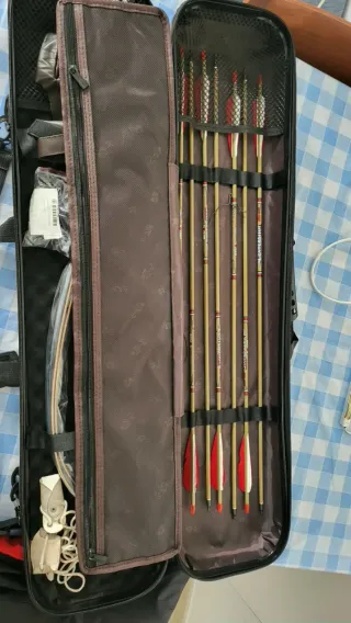 Arco compuesto desnudo con accesorios