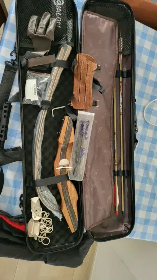 Arco compuesto desnudo con accesorios