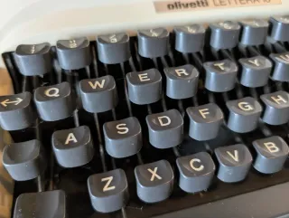 Máquina de escribir Olivetti Lettera 10