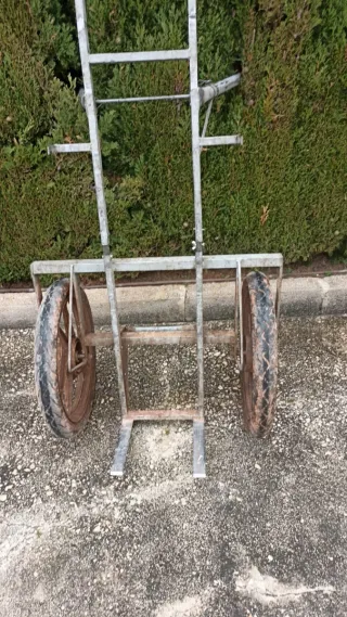 Carretilla de campo metálica con ruedas