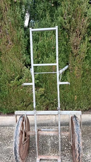 Carretilla de campo metálica con ruedas