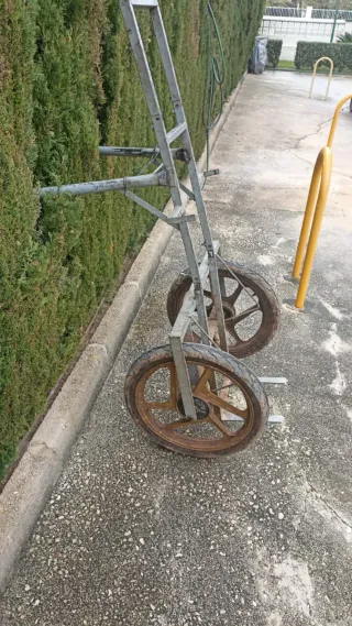 Carretilla de campo metálica con ruedas