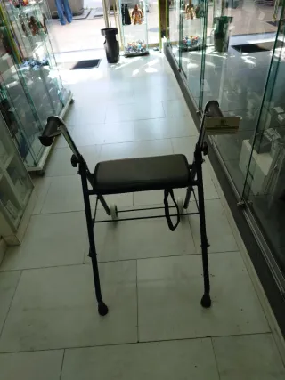 Andador Mobiclinic Azul con Asiento