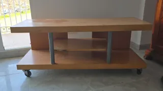 Mesa auxiliar con ruedas