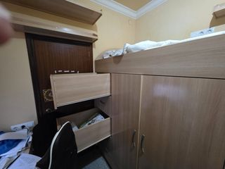 Armario de madera con cajones y puertas