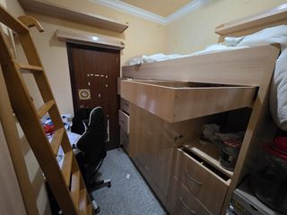 Armario de madera con cajones y puertas