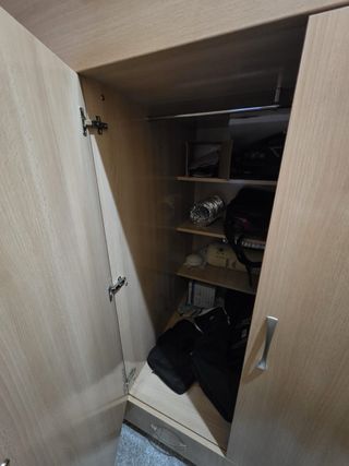 Armario de madera con cajones y puertas