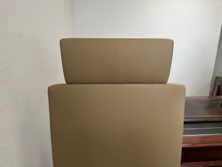 Silla de oficina ergonómica beige