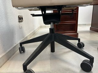 Silla de oficina ergonómica beige