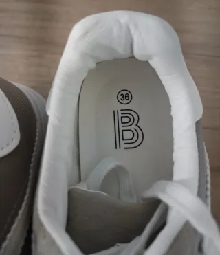 Zapatillas deportivas gris y blancas