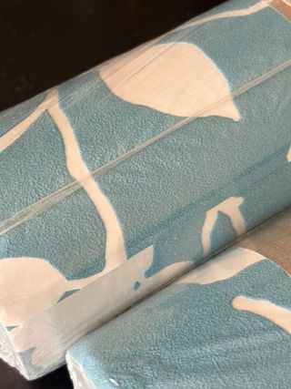 Papel pintado floral azul, texturizado