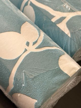 Papel pintado floral azul, texturizado