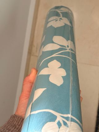 Papel pintado floral azul, texturizado