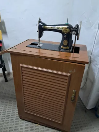 Máquina de coser con mueble y pedales