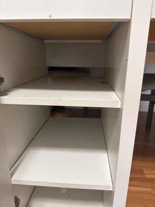 Escritorio blanco con cajones