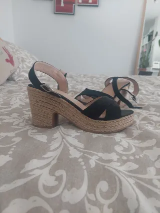 Sandalias de cuña negras