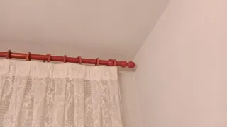 Cortina y barra beige/blanca